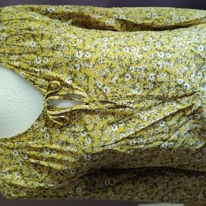 DR2 Sweet feminine floral top size small.  Like new condition